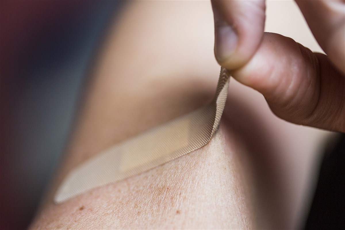 Retirer un pansement sans douleur