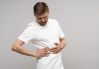 Vivre avec une côte fêlée : combien de temps dure la douleur durant la guérison ?