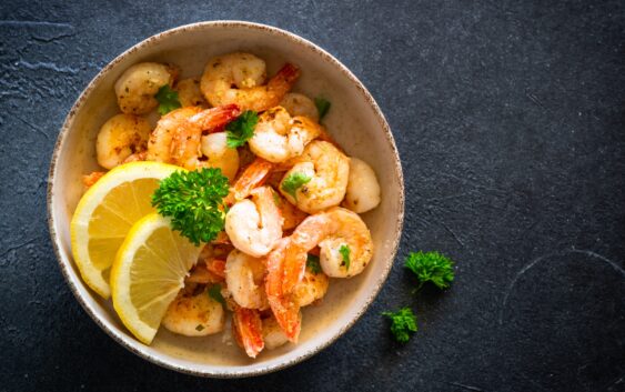 Frying shrimps with lemon in the bawl.